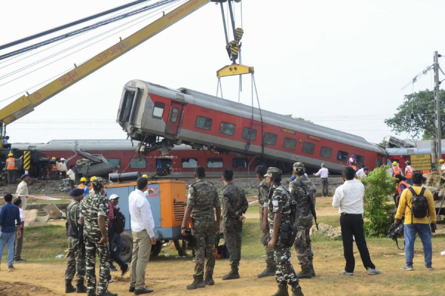 চক্রধরপুরে দুর্ঘটনার মুখে হাওড়া-মুম্বই এক্সপ্রেস।