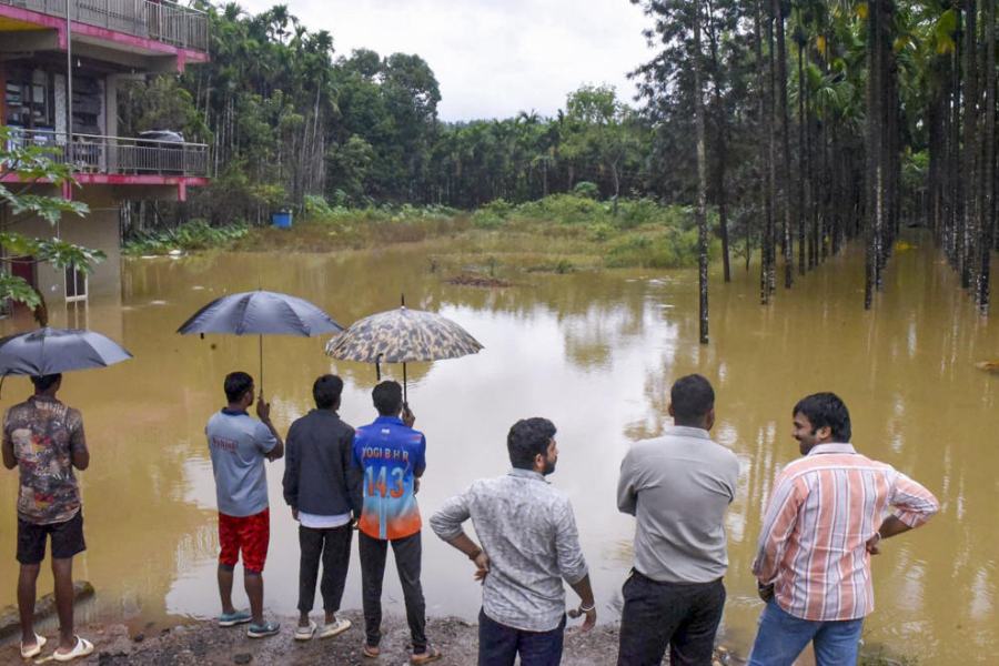 ভদ্রা নদী উপচে জলের তলায় চিকমাগালুর।