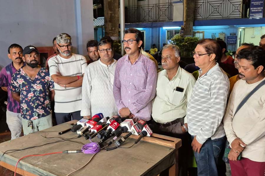 সাংবাদিক বৈঠক করছেন ফেডারেশন কর্তারা।