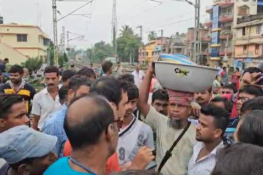 Rail strike in Diamond Harbour for demand better train service