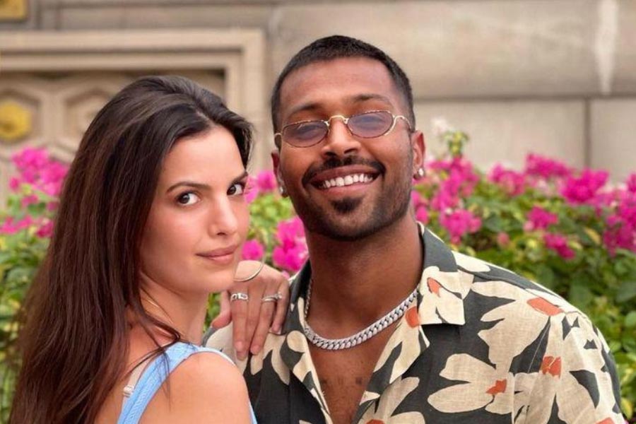 প্রথমেই বলতে হয় ক্রিকেট তারকা হার্দিক পাণ্ড্য ও তাঁর স্ত্রী নাতাশা স্ট্যানকোভিচের কথা। বহু দিনের জল্পনার পর নিজেরাই সমাজমাধ্যমে বিচ্ছেদের ঘোষণা করেছেন তাঁরা। বিবাহবিচ্ছেদের সিদ্ধান্তের পর সার্বিয়ায় পাড়ি দিয়েছেন নাতাশা। সঙ্গে নিয়ে গিয়েছেন তাঁদের ছেলে অগস্ত্যকে। বিচ্ছেদের মধ্যেই হার্দিককে দেখা গিয়েছে অম্বানীদের বিয়েতে মন খুলে নাচতে। তাঁর নাচের সঙ্গী ছিলেন অনন্যা পাণ্ডে। অন্য দিকে ছেলেকে নিয়ে সময় কাটাচ্ছেন নাতাশা। অগস্ত্যের জন্মদিনে তিনি কথা দিয়েছেন, মা হিসেবে সব সময় তিনি ছেলের পাশে থাকবেন। 