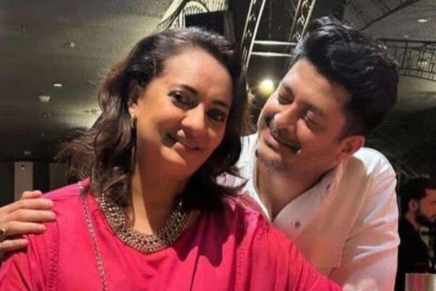 টলিপাড়ায় যিশু সেনগুপ্ত ও নীলাঞ্জনা সেনগুপ্তের বিচ্ছেদের খবরে মন ভেঙেছে অনুরাগীদেরও। যিশু-নীলাঞ্জনার সম্পর্ক তাঁদের অনুরাগীদের বরাবরই অনুপ্রেরণা জুগিয়ে এসেছে। এমন ‘পাওয়ার কাপল’-এর সংসারে ভাঙনের খবর অনুরাগীদের কাছে বড় ধাক্কা। শোনা যাচ্ছে, দম্পতির মধ্যে প্রবেশ করেছেন তৃতীয় ব্যক্তি। আপ্তসহায়কের সঙ্গে সম্পর্কে জড়িয়েছেন যিশু। অশান্তির জেরে নাকি আত্মঘাতীও হতে গিয়েছিলেন নীলাঞ্জনা। 