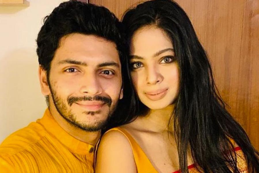 যিশু-নীলাঞ্জনার বিচ্ছেদের খবর প্রকাশ্যে আসতেই টলিপাড়ার আরও এক অভিনেতার নাম প্রকাশ্যে আসে। গুঞ্জন ছড়ায়, অভিনেতা অর্জুন চক্রবর্তীর দাম্পত্যেও নাকি দূরত্ব তৈরি হয়েছে। তাঁদের মধ্যেও নাকি তৃতীয় নারীর আনাগোনা। যদিও সেই জল্পনায় জল ঢেলেছিলেন অর্জুন ও তাঁর স্ত্রী সৃজা চক্রবর্তীও। একসঙ্গে নিজস্বী পোস্ট করে স্পষ্ট করার চেষ্টা করেছিলেন, তাঁরা একসঙ্গেই রয়েছেন। যদিও সৃজার সাম্প্রতিকতম একটি পোস্ট জল্পনা উস্কে দিয়েছে। সেখানে তিনি লিখেছেন, একমাত্র মেয়ের জন্যই জীবনে তিনি এগিয়ে চলেছেন। 