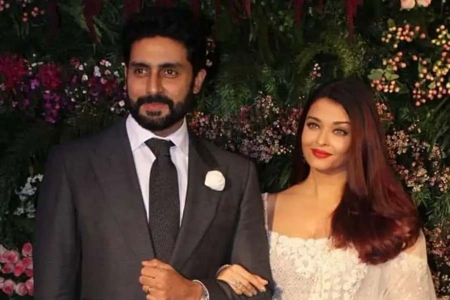 এই একই পরিস্থিতি বলিউডের ‘পাওয়ার কাপল’ অভিষেক বচ্চন ও ঐশ্বর্যা রাই বচ্চনের মধ্যে। বহু দিন ধরে জল্পনা চলছে, ভাঙন ধরেছে বচ্চন দম্পতির মধ্যেও। বিশেষ করে অম্বানীদের বিয়ের আসরে অভিষেক ও ঐশ্বর্যা আলাদা প্রবেশ করায় এই জল্পনা ঘনীভূত হয়। গোটা পরিবার নিয়ে হাজির হন অভিষেক। একসঙ্গে পারিবারিক ছবি তোলেন। কিন্তু সেই ফ্রেমে ছিলেন না ঐশ্বর্যা ও আরাধ্যা। কিছু ক্ষণ পর আলাদা ভাবে বিয়ের আসরে প্রবেশ করেন অভিনেত্রী। যদিও বিয়ের অন্দরমহলে একসঙ্গে বসে থাকতে দেখা যায় তাঁদের। 