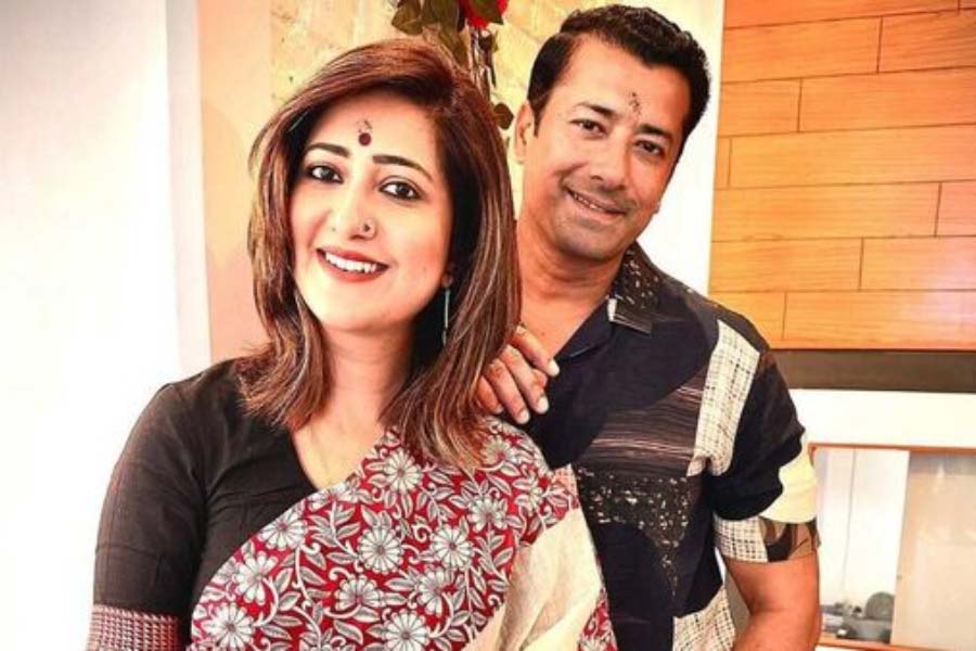 এই বিচ্ছেদের আবহের মধ্যেই আরও এক টলি অভিনেতা দাম্পত্য নিয়ে মুখ খুলেছেন। ঋষি কৌশিক সমাজমাধ্যমে একটি ভিডিয়ো পোস্ট করে দাম্পত্যে ভাঙনের ইঙ্গিত দিয়েছেন। স্ত্রী দেবযানী চক্রবর্তীর নাম না করে ঋষি জানান, গত ১২ বছর ধরে তিনি সম্পর্কে মানিয়ে নেওয়ার চেষ্টা করছেন। তাঁর কথায়, “১২ বছর আগে একটি ছেলে ও মেয়ের বিয়ে হয়। যদিও মেয়েটি ও ছেলেটির জীবনযাত্রা একেবারেই আলাদা। তা বুঝতে পেরেই নাকি মেয়েটিকে বিয়ে করতে চাননি সেই ছেলে। কিন্তু নিজেকে বদলে ফেলার আশ্বাস দেন মেয়েটি। এই মর্মেই মেয়েটিকে বিয়ে করতে রাজি হন সেই ছেলে। তবে বিয়ের পর থেকে নিজেকে বিন্দুমাত্র বদলাননি তিনি, বরং মেয়েটির উন্নাসিকতা আরও বেড়েছে।” 