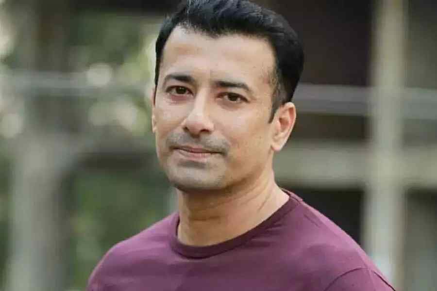  এ ছাড়াও দু’টি ছবি পোস্ট করেন ঋষি। একটি স্ত্রী দেবযানীর সঙ্গে, অন্যটি তাঁর একার। ক্যাপশনে অভিনেতা লিখেছিলেন, “বিষাক্ত মানুষদের বাদে পৃথিবী খুব সুন্দর।” ঋষি আরও বললেন, “ধূমপান, মদ্যপান, রাত্রে পুরুষ বন্ধুদের সঙ্গে পার্টি, একেই কি বলে আধুনিকা নারী!” ঋষির এই পোস্টের পাল্টা দিয়েছেন স্ত্রী দেবযানী। তিনি বলেছেন, “সমাজমাধ্যমে আমার স্বামীর করা কিছু পোস্ট নিয়ে আমাকে বার বার অবাঞ্ছিত প্রশ্নের মুখোমুখি হতে হচ্ছে। পুরো বিষয়টি আমার কাছে অত্যন্ত কুরুচিকর, সম্মানহানিকর, আমি খুবই বিব্রত। এগুলি করার একমাত্র কারণ আমার সামাজিক সম্মানহানি করা, আমার ক্ষতি করা এবং পোস্টদাতার নিজের হীন উদ্দেশ্যসাধন।”