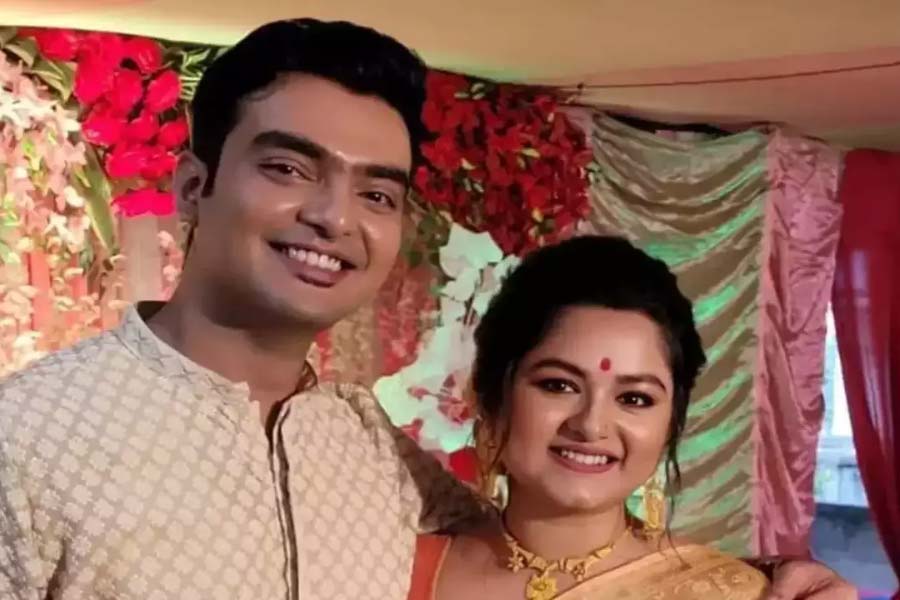 ছোট পর্দার অতি পরিচিত মুখ ইপ্সিতা মুখোপাধ্যায়ের বিবাহবিচ্ছেদেও অবাক তাঁর অনুরাগীরা। অভিনেতা অর্ণব বন্দ্যোপাধ্যায়ের সঙ্গে বিচ্ছেদের পথে হেঁটেছেন টেলি অভিনেত্রী। অভিনেত্রীর কথায়, “বিয়ের ছ’মাসের মাথায় বুঝতে পেরেছিলাম, অনেক কিছু ঠিক নেই। সমস্যা হচ্ছিল। তখনই সিদ্ধান্ত নিই আমরা, আইনি বিয়ে ভেঙে বেরিয়ে আসব।” 