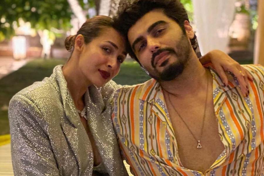 বয়সের ব্যবধান থাকার জন্য ট্রোলড হয়েছেন। কিন্তু বলিউডে মালাইকা অরোরা ও অর্জুন কপূর একাধিক বার ‘কাপল গোল’ তৈরি করেছেন সমাজমাধ্যমে। কিন্তু পাঁচ বছর একসঙ্গে থাকার পরে বিচ্ছেদের রাস্তা বেছে নিয়েছেন তাঁরা। বিচ্ছেদ নিয়ে অবশ্য মুখ খোলেননি কেউই। মালাইকা ও অর্জুনের ঘনিষ্ঠ বন্ধু তাঁদের বিচ্ছেদের খবর নিশ্চিত করেছেন। তিনি জানিয়েছেন, বিচ্ছেদ হলেও নিজের মধ্যে সৌজন্য বজায় রাখবেন তাঁরা। যদিও অর্জুনের জন্মদিনে দেখা যায়নি মালাইকাকে। সম্প্রতি এক অনুষ্ঠানে দু’জনই উপস্থিত ছিলেন। কিন্তু এক ফ্রেমে তাঁদের ধরতে পারেননি ছবিশিকারিরা। 