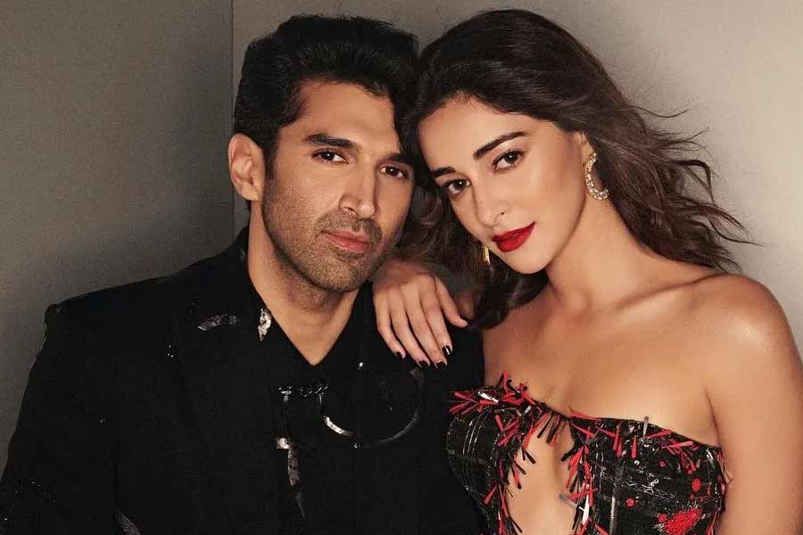 প্রেম ভেঙেছে অভিনেত্রী অনন্যা পাণ্ডেরও। দু’বছর একসঙ্গে ছিলেন অনন্যা ও আদিত্য রায় কপূর। একসঙ্গে দেশ-বিদেশের বিভিন্ন জায়গায় দেখা গিয়েছিল তাঁদের। কিন্তু সেই প্রেমও স্থায়িত্ব পায়নি। সম্পর্ক ভাঙার পরে নাকি মন ভেঙেছিল অনন্যার। পোষ্যের সঙ্গে সময় কাটাচ্ছিলেন। সম্প্রতি অম্বানীদের বিয়েতে মন খুলে নাচতে দেখা গিয়েছিল অনন্যাকে। নেটাগরিকের দাবি, মন থেকে সমস্ত দুঃখ ঝেড়ে ফেলতেই এমন উদ্দাম নৃত্য করছিলেন অভিনেত্রী।