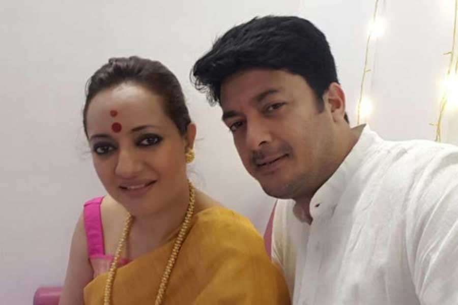 সম্প্রতি সমাজমাধ্যমে একটি পোস্টে লিখেছিলেন, তাঁর শক্তির উৎস হল দুই মেয়ে সারা ও জ়ারা এবং বোন চন্দনা। কোথাও ছিল না যিশুর উল্লেখ। এতেই জল্পনা ঘনীভূত হয়। দুই মেয়ে সারা ও জ়ারা এই লড়াইয়ে নীলাঞ্জনার পাশে থেকেছেন। এমনকি বাবাকে ইনস্টাগ্রামে আর অনুসরণ করছেন না সারা। মায়ের সঙ্গে অর্থপূর্ণ পোস্ট করে সারা লিখেছেন, “এই খেলায় তুমি সবচেয়ে শক্তিশালী।” 