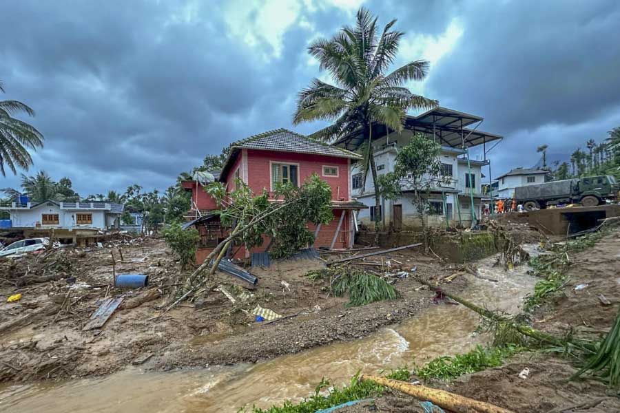 ঝড়বৃষ্টিতে বিপর্যস্ত ওয়েনাড়।