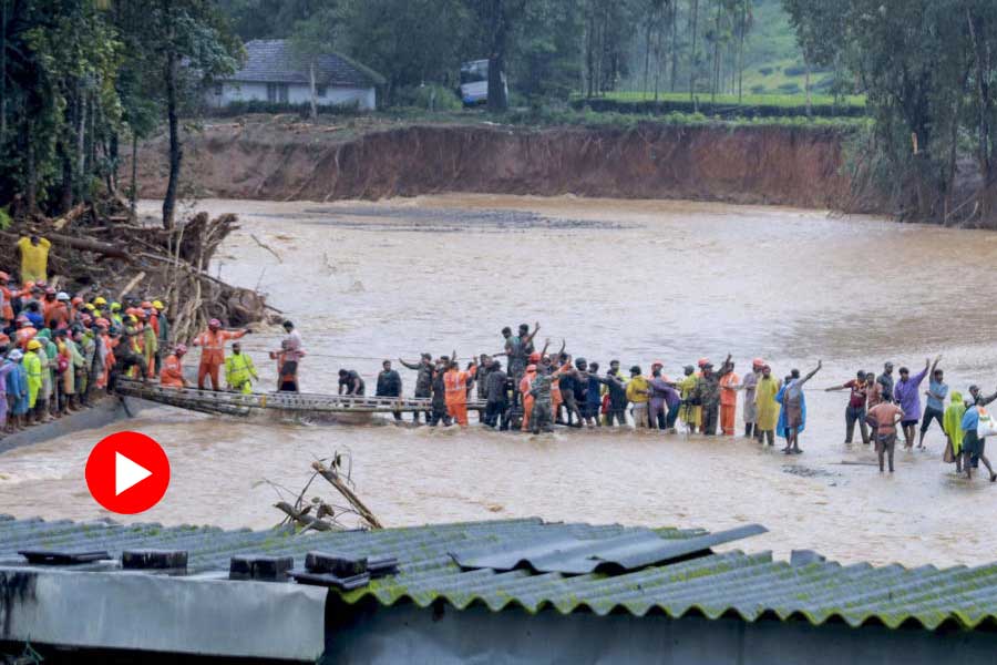 উপচে পড়া নদীর উপর দিয়েই চলছে উদ্ধারকাজ।