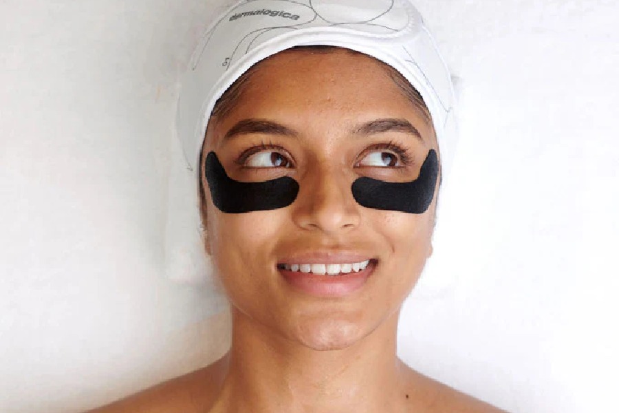 How to moisturize the under eye skin to minimize dark circles and fine lines