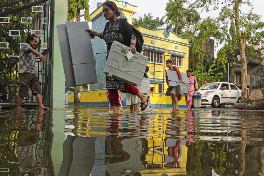 একাধিক ভোট কেন্দ্রের সামনে জল জমে থাকায় নাস্তানাবুদ হলেন সাধারণ মানুষ থেকে ভোটকর্মীরা।