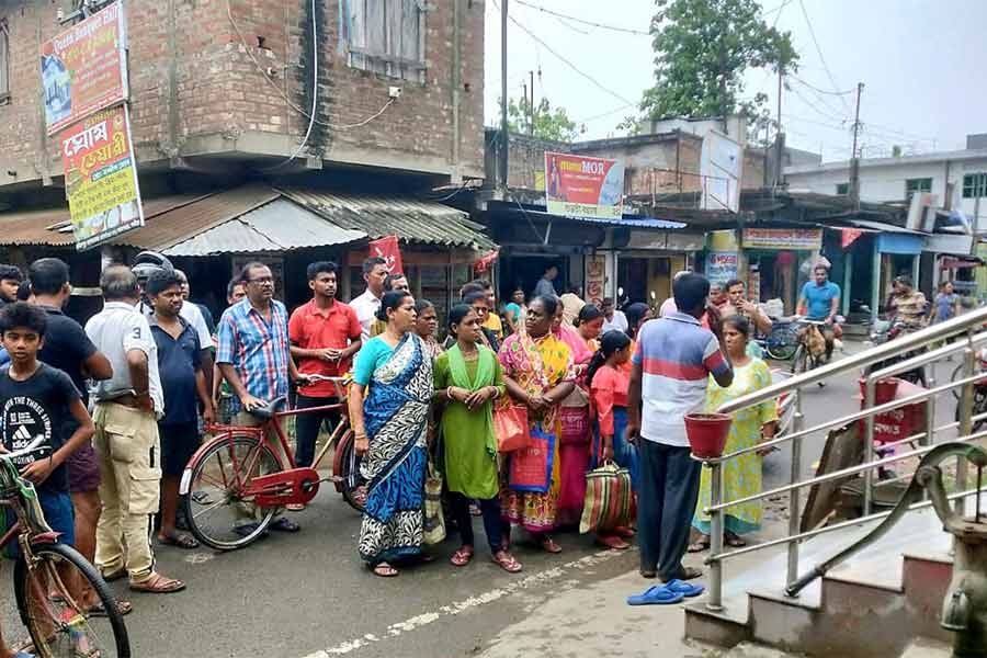 সকালে ভিড় জমিয়েছেন এলাকার মানুষ।