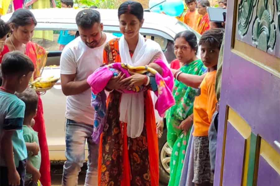 বাড়িতে আনা হচ্ছে নবজাতিকাকে। মহম্মদবাজারের জয়পুর গ্রামে।