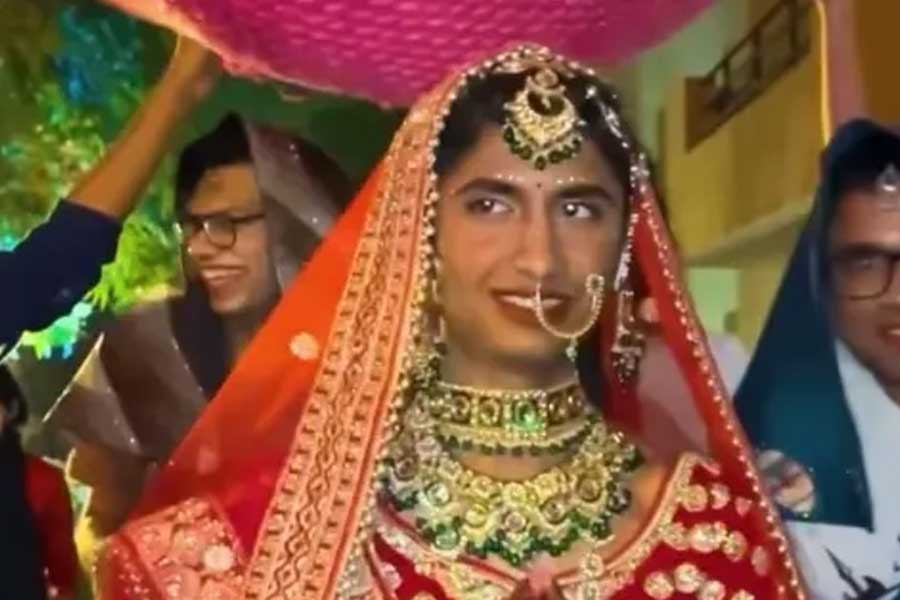 The farewell rituals of IIT kanpur includes marriage between two male students