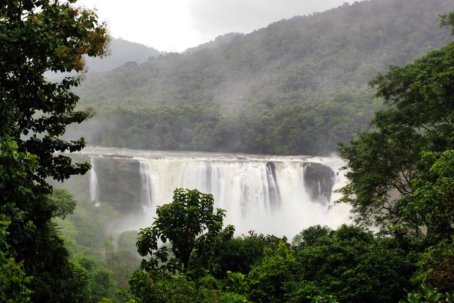 বর্ষায় মনোুনগ্ধকর আথিরাপল্লি জলপ্রপাত।