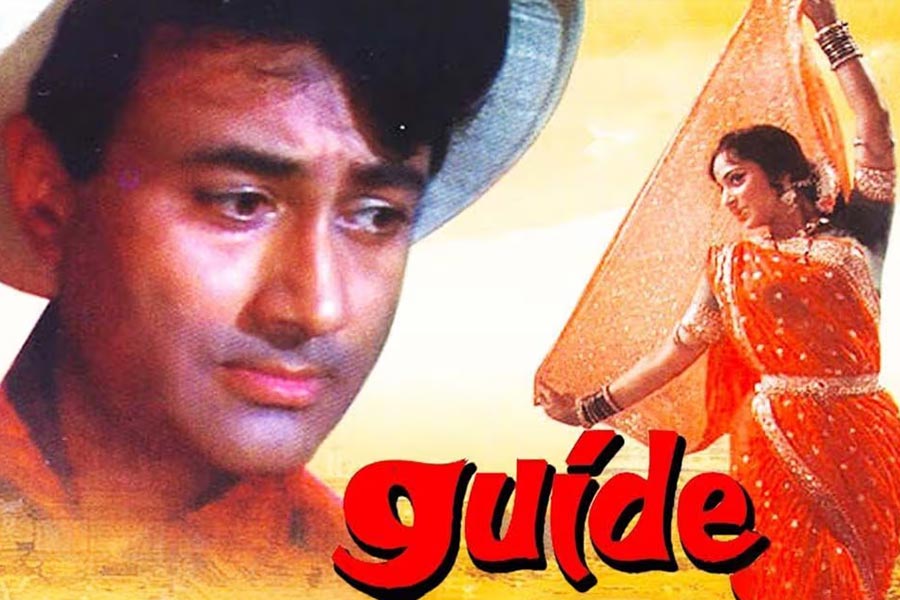 মোদী জানিয়েছিলেন, আরকে নারায়ণের লেখা উপন্যাসের উপর ভিত্তি করে ষাটের দশকে ‘গাইড’ নামে একটি ছবি মুক্তি পায়। বন্ধুবান্ধব এবং শিক্ষকদের সঙ্গে সেই ছবিটিই দেখতে গিয়েছিলেন প্রধানমন্ত্রী।