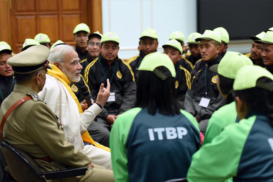 ২০১৮ সালে প্রধানমন্ত্রীর বাসভবনে লাদাখ থেকে কয়েক জন শিশুকে অতিথি হিসাবে আমন্ত্রণ জানানো হয়েছিল। কথাপ্রসঙ্গে মোদী তাদের জানিয়েছিলেন, তাঁর প্রিয় ছবি ‘গাইড’।