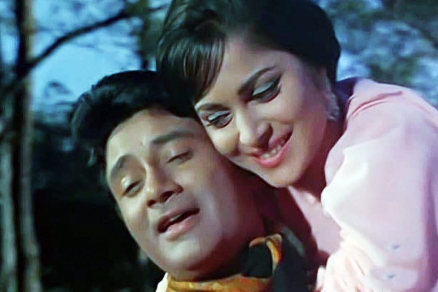 তবে ভারতে মুক্তির প্রায় এক বছর আগে আমেরিকায় মুক্তি পায় ‘গাইড’। ইংরেজি ভাষায় ১৯৬৫ সালের ফেব্রুয়ারি মাসে ছবিটি আমেরিকায় মুক্তি পেলেও তা সফল হয়নি।