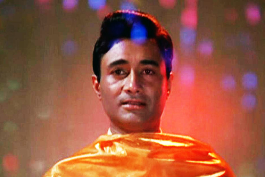 হিন্দি ভাষায় যে ‘গাইড’ ছবিটি মুক্তি পেয়েছিল তার মূল চিত্রনাট্য আরকে নারায়ণের লেখা উপন্যাস থেকেই নেওয়া। কিন্তু ইংরেজি ভাষার ছবিটি ছিল সম্পূর্ণ ভিন্ন।