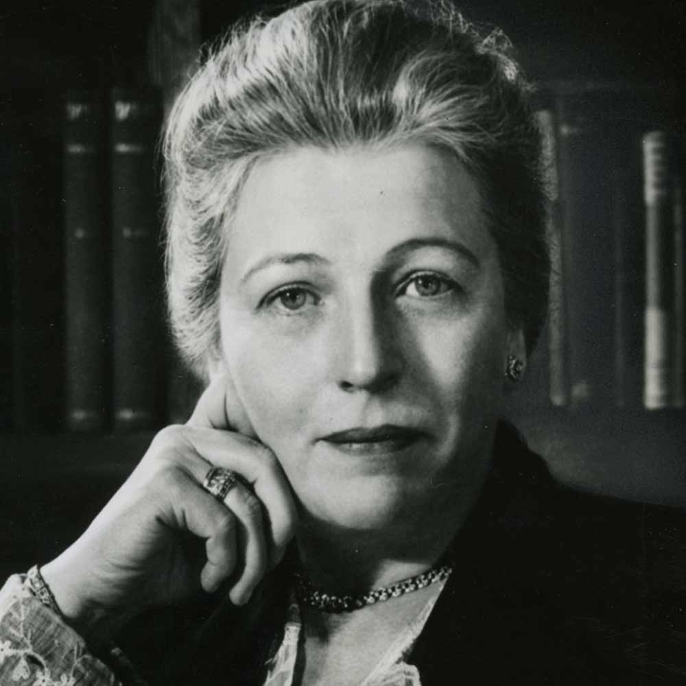 ইংরেজি ভাষায় মুক্তি পাওয়া ‘গাইড’ ছবিটির পরিচালনার দায়িত্বে ছিলেন ট্যাড ড্যানিয়েলেয়স্কি। এই ছবির চিত্রনাট্য লিখেছিলেন নোবেলজয়ী পার্ল এস বাক। কিন্তু ছবিটির মূল বিষয়বস্তুর সঙ্গে আরকে নারায়ণের লেখা উপন্যাসের কোনও মিল ছিল না।