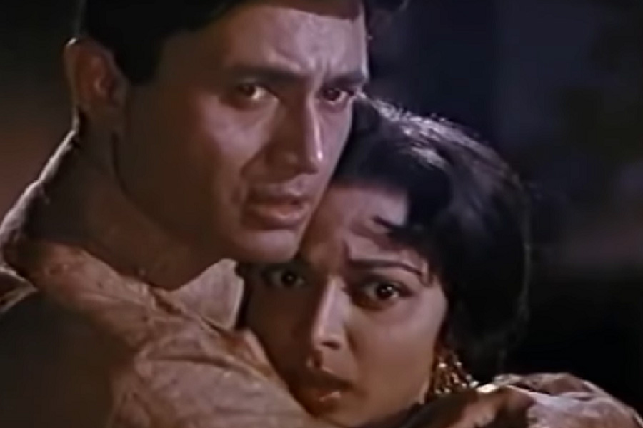 ইংরেজি ভাষায় ‘গাইড’ ছবিটি দেখার পর দর্শক হতাশ হয়। হিন্দি ভাষার ছবিটি নিয়ে বলিপাড়ার ছবিনির্মাতারা তাই বিশেষ আগ্রহ দেখাননি বলে কানাঘুষো শোনা যায়। কোনও প্রযোজকের সন্ধান না পেয়ে শেষ পর্যন্ত দেব আনন্দ নিজেই খরচ করে ছবিটির প্রযোজনা করেন।