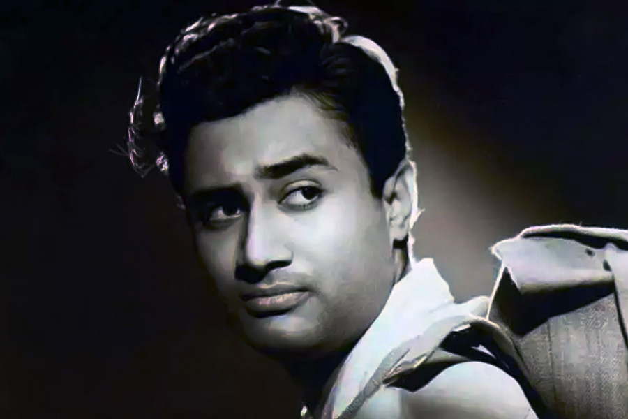 শুধু প্রযোজনাই নয়, হিন্দি ভাষার ‘গাইড’ ছবিতে অভিনয় করতেও দেখা যায় দেব আনন্দকে। বলিপাড়ার একাংশ মনে করেছিলেন যে, এই ছবিটি ইংরেজি ভাষার ছবিটিরই হিন্দি অনুকরণ। কিন্তু ছবিটি মুক্তি পাওয়ার পর সকলের ভুল ভেঙে যায়। ছবিটি দর্শকের মনে ধরে। এমনকি বক্স অফিসেও বিপুল ব্যবসা করে প্রধানমন্ত্রীর প্রিয় ছবি ‘গাইড’।