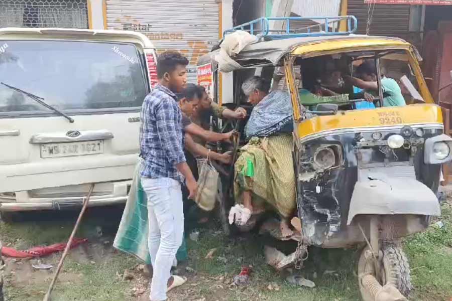 দুর্ঘটনাগ্রস্ত সেই অটো। শনিবার হাড়োয়ার বেড়াচাঁপায়।