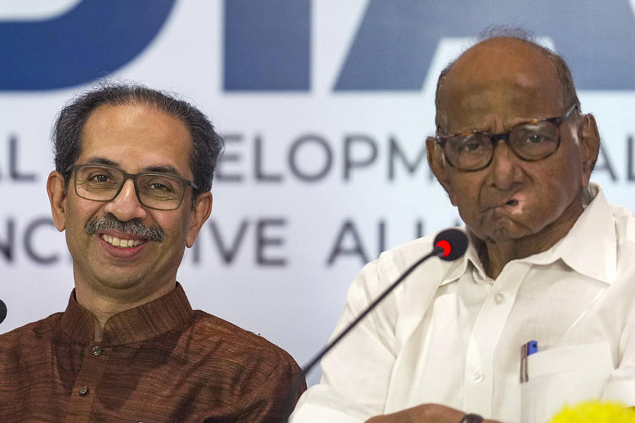 গুরুত্ব: ২০২৩-এ সংবাদমাধ্যমের সঙ্গে কথা বলছেন শরদ পওয়ার, পাশে উদ্ধব ঠাকরে।