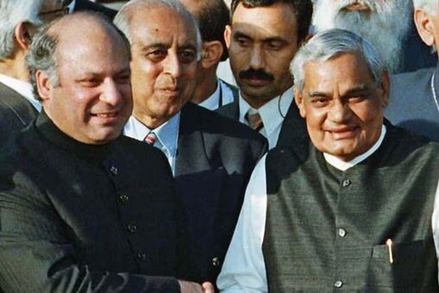 ১৯৯৯ সালের ২১ ফেব্রুয়ারি ভারতের প্রধানমন্ত্রী অটলবিহারী বাজপেয়ীর সঙ্গে পাকিস্তানের প্রধানমন্ত্রী নওয়াজ় শরিফের একটি চুক্তি স্বাক্ষরিত হয়, যা লাহোর চুক্তি বা লাহোর ঘোষণাপত্র নামে পরিচিত। ভারত এবং পাকিস্তানের কূটনৈতিক সম্পর্কের ক্ষেত্রে এই চুক্তির ভূমিকা গুরুত্বপূর্ণ।