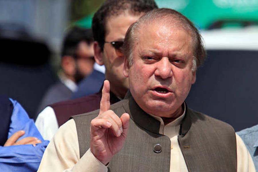 সেই লাহোর চুক্তি সম্প্রতি শিরোনামে উঠে এসেছে। নেপথ্যে পাকিস্তানের প্রাক্তন প্রধানমন্ত্রী নওয়াজ় শরিফ। তিনি নিজের দলের একটি সভায় স্বীকার করে নিয়েছেন, লাহোর চুক্তির শর্ত লঙ্ঘন করেছিল পাকিস্তানই। যা পাকিস্তানের অন্যতম ‘ভুল’।