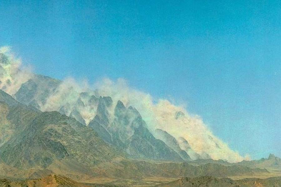 বস্তুত, ভারত-পাক কূটনীতিতে ১৯৯৮ সালের মে মাসের উত্তাপ ছিল মারাত্মক। ওই বছরের ১১ থেকে ১৩ মে ভারত প্রথমে তিনটি এবং পরে আরও দু’টি পরীক্ষামূলক পারমাণবিক বিস্ফোরণ ঘটিয়েছিল।