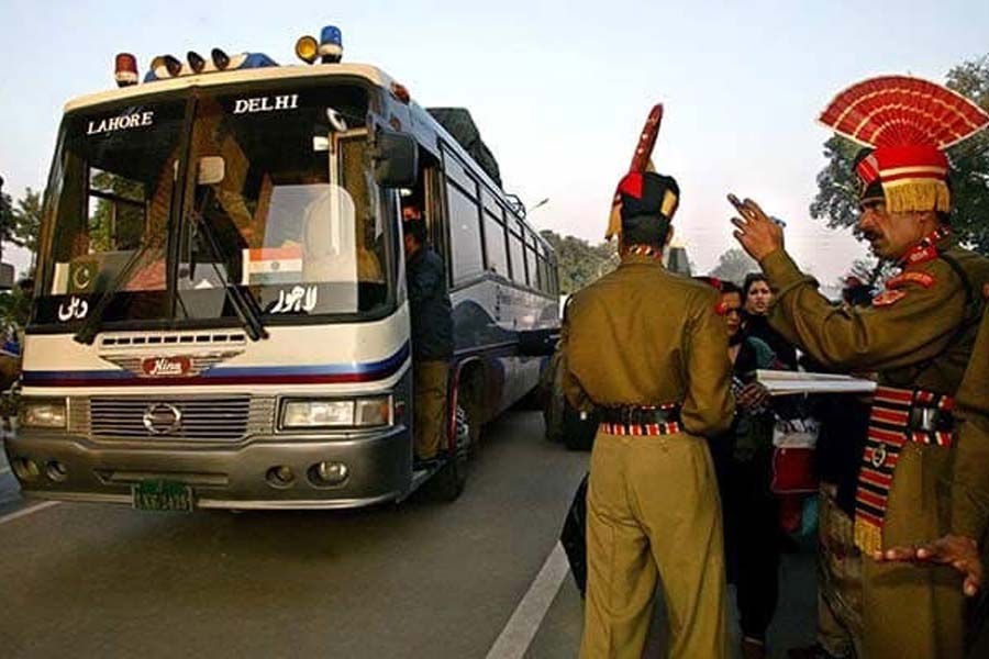 উত্তেজনা কমাতে উদ্যোগী হয়েছিল দুই দেশই। পরের বছরই ‘বন্ধুত্বের’ নিদর্শন হিসাবে চালু হয়েছিল দিল্লি-লাহোর বাস পরিষেবা। সেই বাসে করে পাকিস্তানে গিয়েছিলেন স্বয়ং বাজপেয়ী।