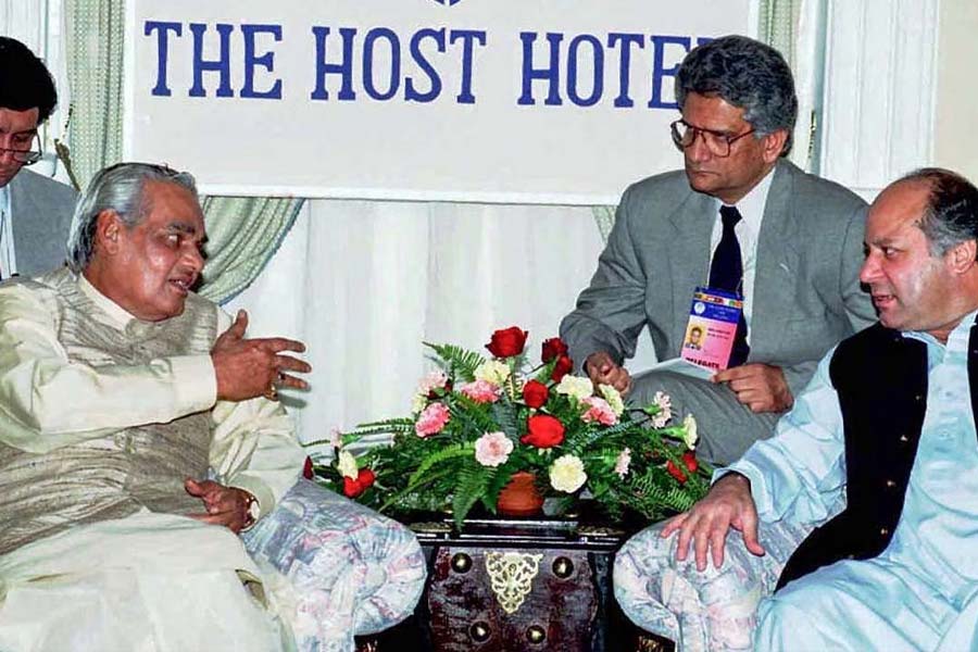 ১৯ ফেব্রুয়ারি লাহোরে যান বাজপেয়ী। লাহোরের শীর্ষ বৈঠকে যোগ দেন। তার পর ২১ ফেব্রুয়ারি লাহোর চুক্তিতে স্বাক্ষর করেন। দুই দেশের মধ্যে শান্তি এবং স্থিতাবস্থা বজায় রাখাই ছিল সেই চুক্তির মূল সুর।