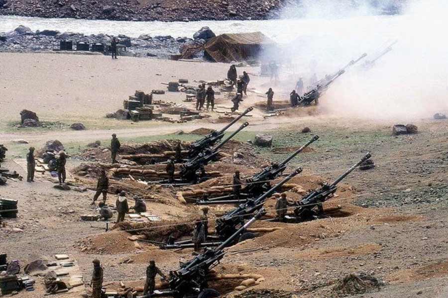 লাহোর চুক্তি স্বাক্ষরিত হওয়ার তিন মাসের মধ্যেই কাশ্মীরে শুরু হয় কার্গিল যুদ্ধ। চুক্তির শর্ত লঙ্ঘন করে প্রকৃত নিয়ন্ত্রণরেখা পেরিয়ে ভারতের এলাকায় ঘাঁটি গেড়েছিল পাক সেনা। তা থেকেই যুদ্ধের সূত্রপাত।