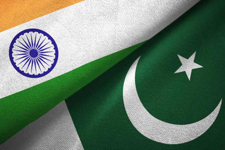 অতীতে বার বার দেখা গিয়েছে, কূটনৈতিক স্তরে ভারত এবং পাকিস্তান ঘনিষ্ঠতামূলক কোনও পদক্ষেপ করলেই পাক সেনা এবং গোয়েন্দা সংস্থা আইএসআই তা ভেস্তে দেওয়ার চেষ্টা করেছে। এ ক্ষেত্রেও তা-ই হয়েছিল বলে মনে করেন অনেকে।