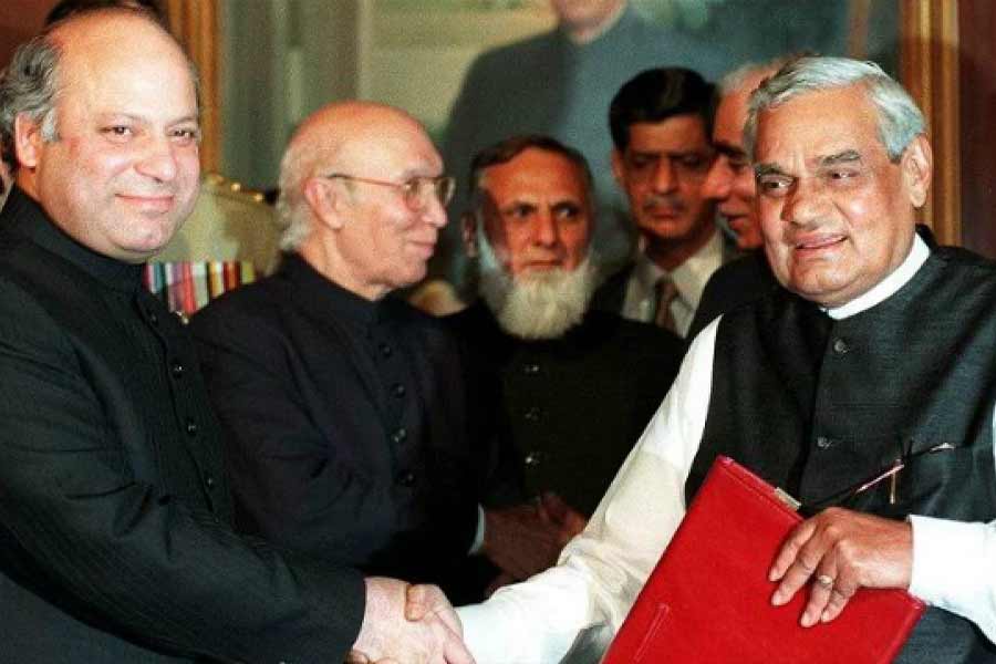 কী ছিল লাহোর চুক্তিতে? কেনই বা তা লঙ্ঘন করে যুদ্ধ বাধাল পাকিস্তান? লাহোর চুক্তিতে দুই দেশই জম্মু ও কাশ্মীর-সহ যাবতীয় দ্বিপাক্ষিক সমস্যা সমাধানের চেষ্টা করতে একমত হয়েছিল।