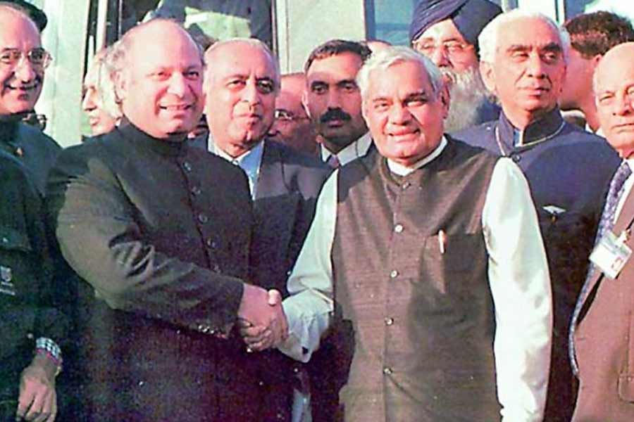 দক্ষিণ এশিয়ার উন্নতিকল্পে সার্কের নীতিগুলি মেনে চলার চুক্তিও হয়েছিল ভারত এবং পাকিস্তানের মধ্যে। এ ছাড়া, লাহোর চুক্তিতে দুই দেশই সন্ত্রাসবাদের বিরুদ্ধে কড়া অবস্থান গ্রহণে সম্মত হয়েছিল।