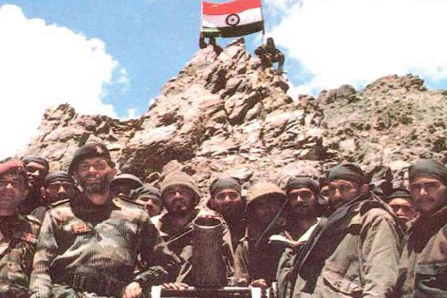 ভারত বরাবরই কার্গিল যুদ্ধের জন্য পাকিস্তানকে দায়ী করে এসেছে। তাদের বিরুদ্ধে লাহোর চুক্তির শর্ত লঙ্ঘনের অভিযোগও তুলেছে নয়াদিল্লি। তবে এত দিন পাকিস্তান সেই অভিযোগ অস্বীকার করে এসেছিল। এত দিন পর নওয়াজ়ের ‘ভুল স্বীকার’ পাক রাজনীতিতে আলাদা মাত্রা যোগ করছে বলেই মত বিশেষজ্ঞদের।