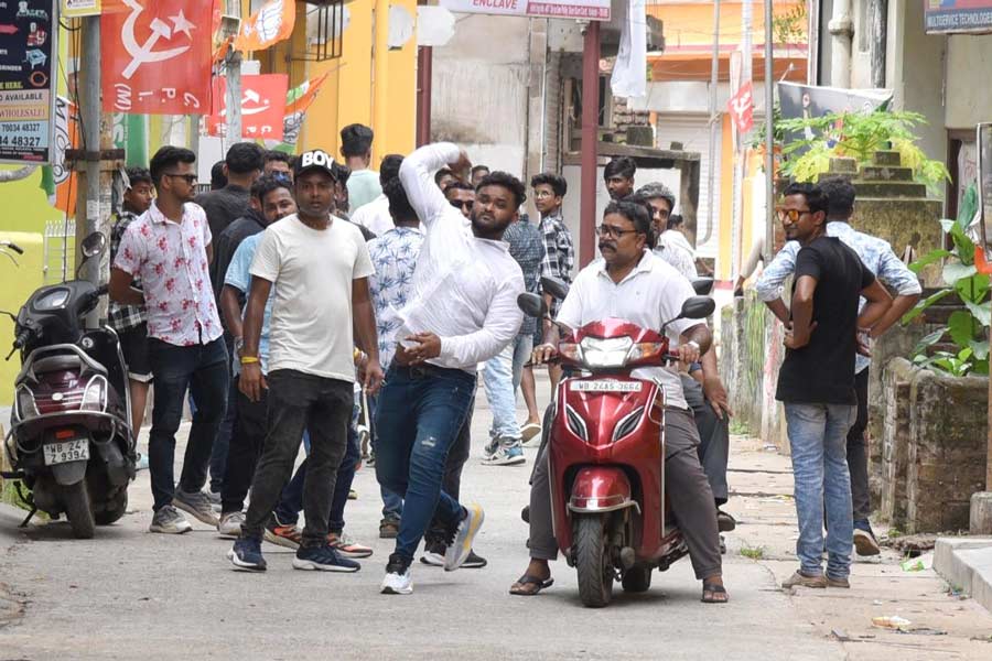 মারমুখী: ভোটের সকালে দমদমের বেদিয়াপাড়া এলাকায়। শনিবার।