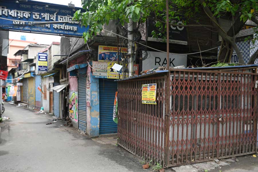 জনহীন: বেহালার ম্যান্টনে ফাঁকা পার্থ চট্টোপাধ্যায়ের কার্যালয়। শনিবার।