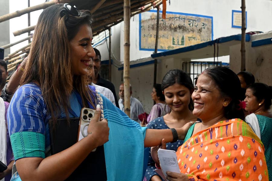 হাসিমুখে: ভোটারদের সঙ্গে তৃণমূল প্রার্থী সায়ন্তিকা বন্দ্যোপাধ্যায়। শনিবার, বনহুগলিতে।