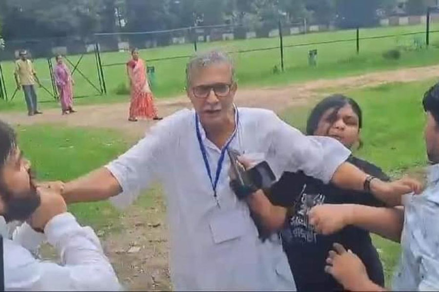 যুযুধান: বরাহনগরের একটি বুথে ভোট দেখতে যাওয়ার সময়ে সিপিএম প্রার্থী তন্ময় ভট্টাচার্যকে চ্যালেঞ্জ করেছিলেন স্থানীয় তৃণমূলের পুর প্রতিনিধি ও তাঁর সঙ্গী। বচসার সময় তাঁদের কলার চেপে ধরেন তন্ময়। শনিবার।