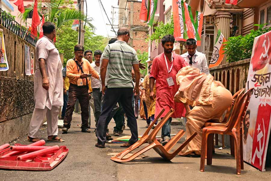 চিত্তরঞ্জন কলোনিতে দলের ভাঙচুর হওয়া ক্যাম্প অফিসে সৃজন ভট্টাচার্য। শনিবার।