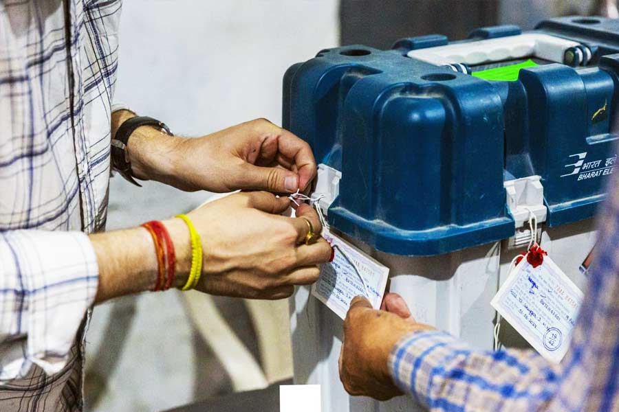 সাত দফায় ভোটগ্রহণ পর্ব শেষ হল শনিবার। ভোটের ফল জানা যাবে আগামী মঙ্গলবার। অর্থাৎ, শেষ দফার ভোটদান এবং গণনার মাঝে রয়েছে তিন দিনের ব্যবধান। এই তিন দিন কিন্তু নিস্তরঙ্গ হবে না। বরং এই তিন দিনে দেশের রাজনীতিতে ছড়ি ঘোরাবে বুথফেরত সমীক্ষা। 