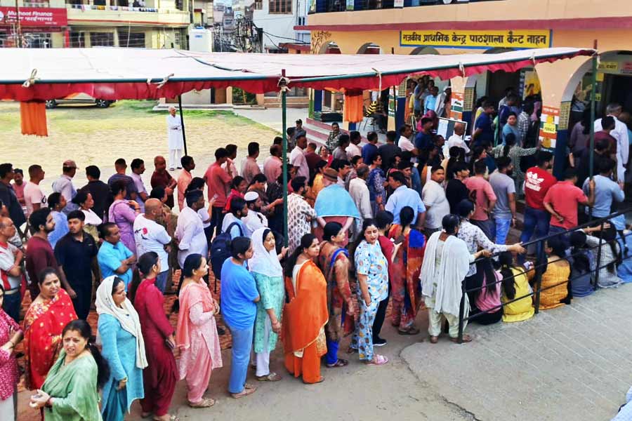 যে কোনও নির্বাচন প্রক্রিয়ার সঙ্গে ওতপ্রোত ভাবে জড়িয়ে থাকে বুথফেরত সমীক্ষা। নির্বাচন কমিশনের ফল ঘোষণার আগে সকলে এই সমীক্ষাগুলির দিকে চেয়ে থাকে। ভোটের পরে তা নিয়ে চলে বিস্তর চর্চা।