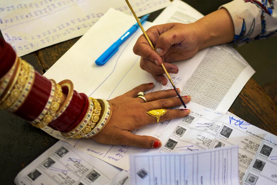 সাধারণত, কয়েকটি নির্বাচনী সংস্থা এই ধরনের সমীক্ষার আয়োজন করে থাকে। ভোটারদের ‘মনের কথা’ জানতে তারা ব্যবহার করে বেশ কিছু কৌশল। তার মাধ্যমেই তৈরি করা হয় নির্বাচনের সম্ভাব্য ফল।