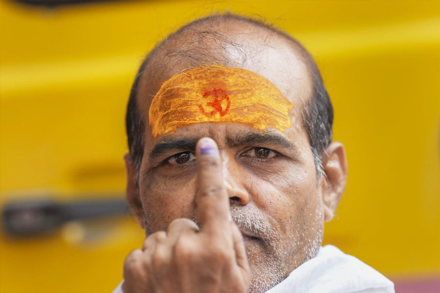 বুথফেরত সমীক্ষা তৈরি করার জন্য ভোটের দিন বিভিন্ন কেন্দ্রে ঘোরেন সমীক্ষকেরা। ভোটারদের সঙ্গে কথা বলেন। বোঝার চেষ্টা করেন এলাকার রাজনৈতিক ‘হাওয়া’। কোন রাজ্যে কোন দল কতগুলি আসন পেতে পারে, তার নকশা তৈরি করা হয়।